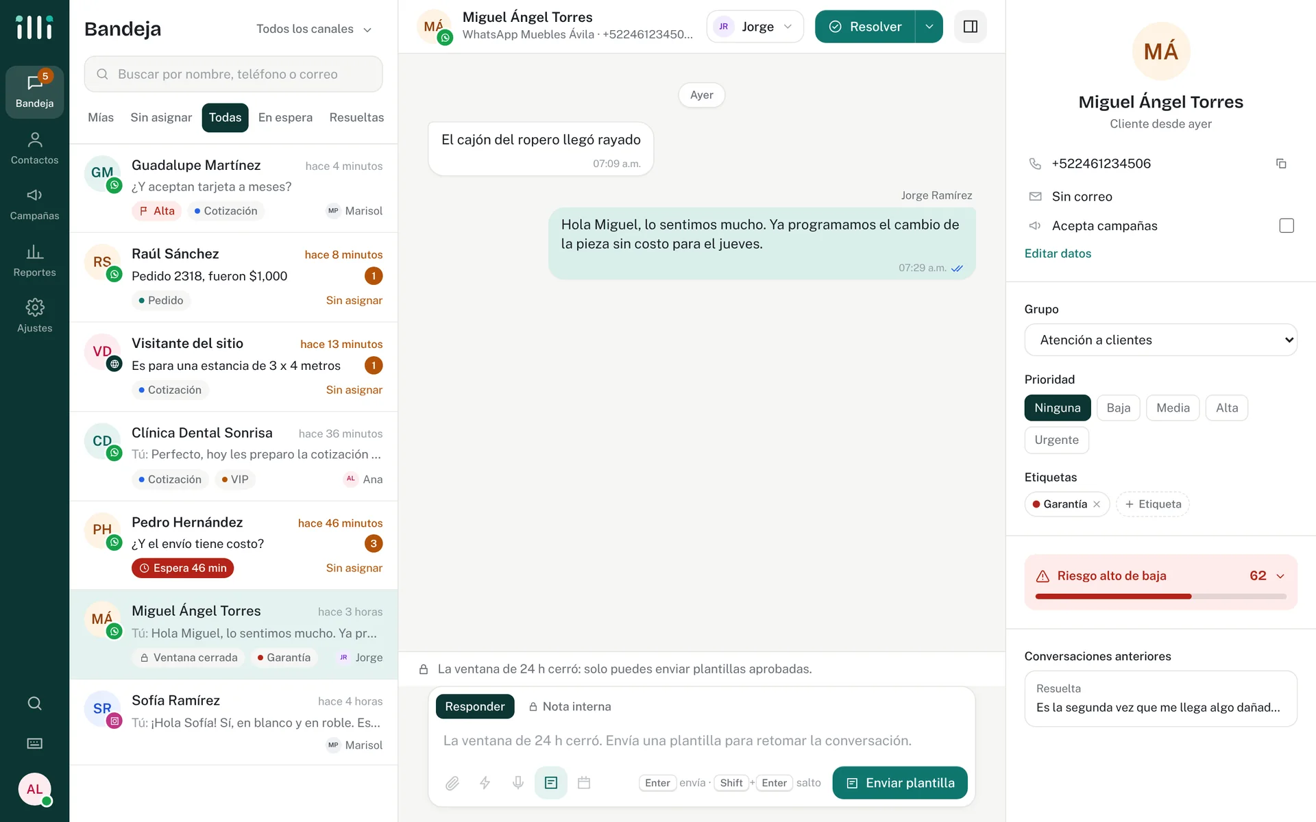 Conversación con el panel del cliente, etiquetas y riesgo de baja